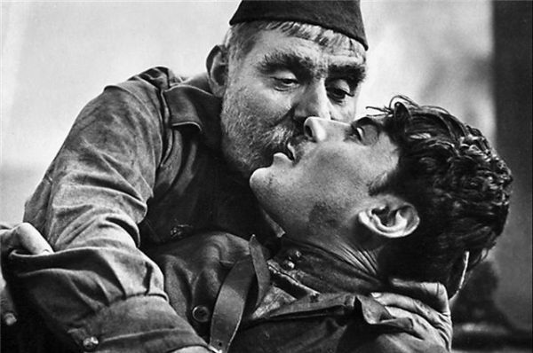 «Отец солдата» (1965) —художественный фильм, поставленный в 1964 году режиссёром Резо Чхеидзе, о старом крестьянине из Грузии, который едет повидаться с раненым сыном, находящимся в госпитале. Рейтинг IMDb: 8.80