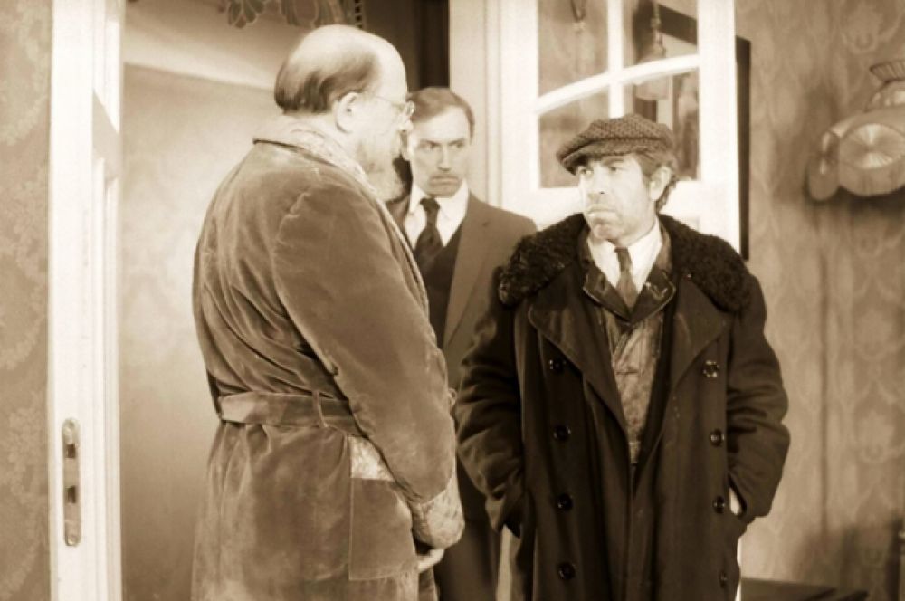 Телефильм «Собачье сердце» (1988) режиссера Владимира Бортко, о том, как профессор Преображенский ставит смелые опыты, пытаясь превратить собаку Шарика в равного себе во всем человека. Рейтинг IMDb: 8.90