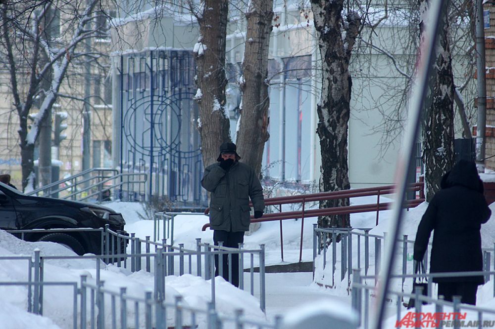 Пермяки облачились в тёплую одежду ‒ некоторые даже не брезгуют надеть валенки на ноги.