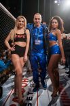 Медиа директор турнира CAGE ENCOUNTER 5 и известный украинский рэп исполнитель XL DELUXE в компании красоток