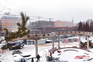 На будущем острове гармонии пока довольно шумно - полным ходом идёт стройка.