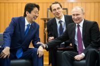  Президент РФ Владимир Путин и премьер-министр Японии Синдзо Абэ.