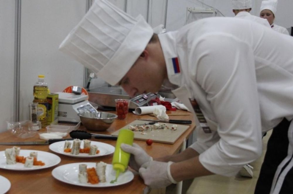 Кулинары соревновались в профессилональном мастерстве по приготовлению блюд.