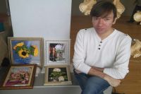 Руслан на выставке со своими картинами