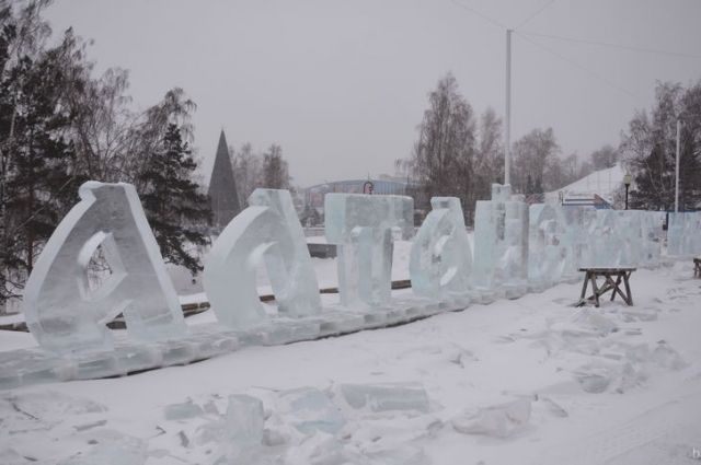 Буквы изо льда установили на площади Сахарова