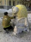 Затем расписал свои снежные скульптуры обычной гуашью.