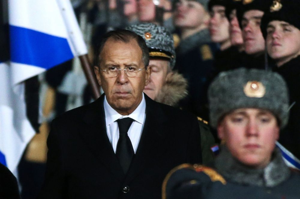 Вместе с вдовой министры под звуки траурного марша прошли за гробом между двумя рядами солдат роты почетного караула.