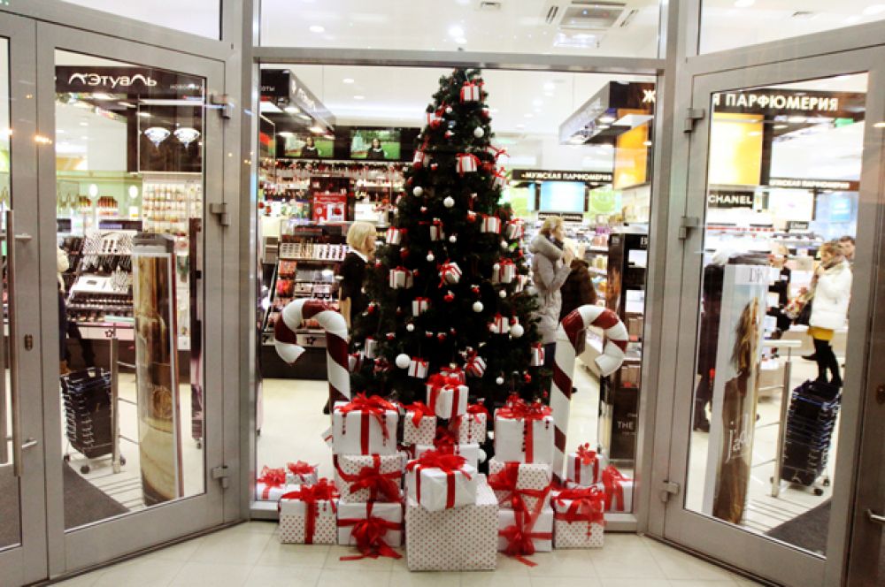 Новогодние елки украсили павильоны крупных магазинов