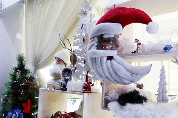 Дед Мороз в одном из новосибирских магазинов желает всем счастливого Нового года!