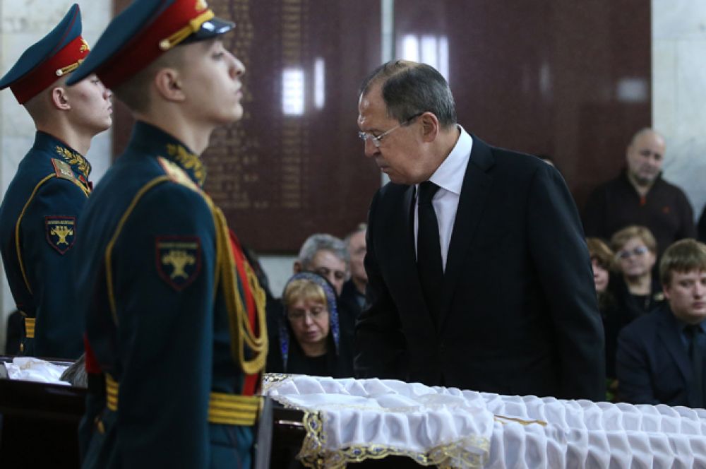 Министр иностранных дел РФ Сергей Лавров на церемонии прощания с послом России в Турции Андреем Карловым.