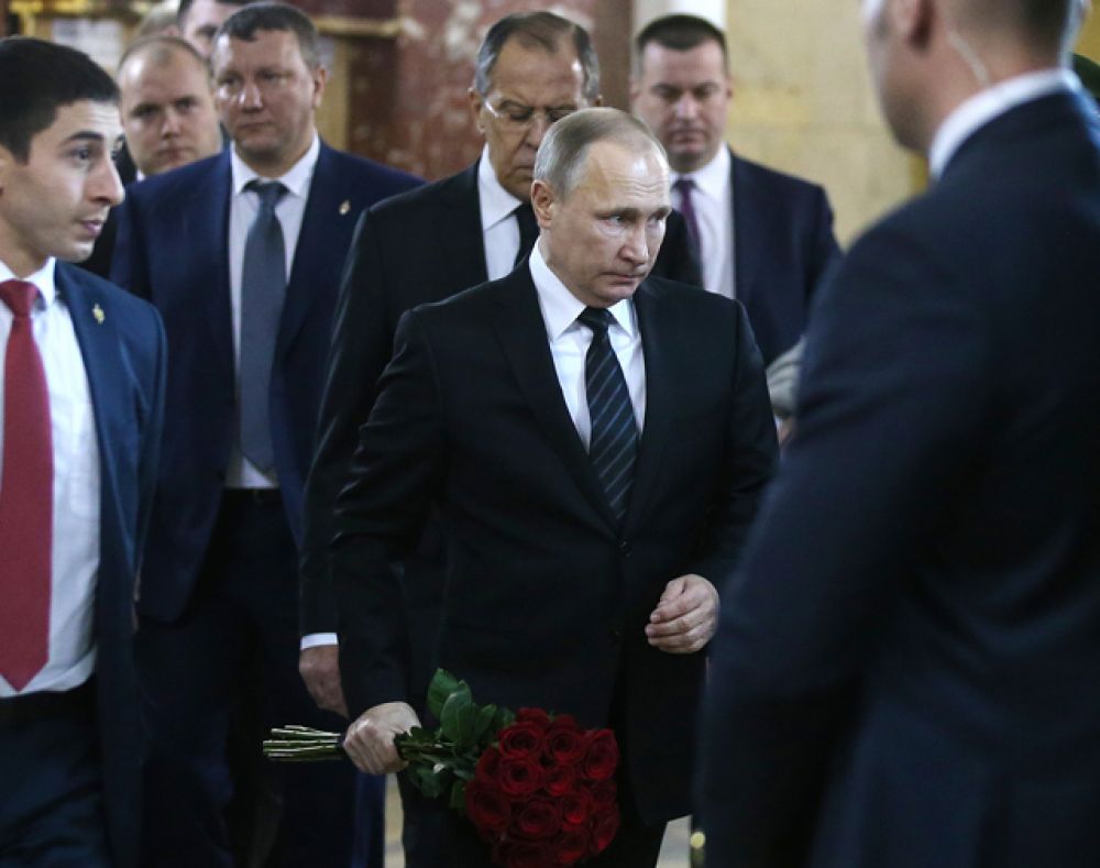 Президент РФ Владимир Путин на церемонии прощания с российским послом в Турции Андреем Карловым.