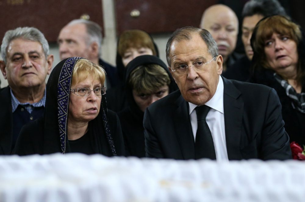 Министр иностранных дел РФ Сергей Лавров и вдова убитого посла России в Турции Андрея Карлова Марина.