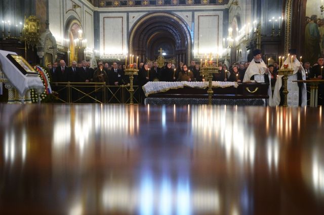 Кого сегодня отпевали в храме христа спасителя. Отпевание Андрея Карлова. Отпевание в храме Христа Спасителя. Отпевание посла России Андрея Карлова в храме Христа Спасителя. Кого из знаменитостей отпевали в храме Христа Спасителя в Москве.