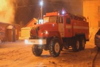 Несколько часов тушат пожар на заводе в Барнауле
