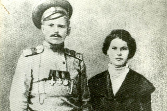 Василий Чапаев с первой женой Пелагеей Метлиной. 1916 г.