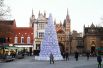 Еще одна весьма дорогая ель украшает английский город Питерборо. 30-метровое дерево сделано из больших шаров и стоит 40 000 фунтов. 