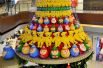 Необычную ель в форме торта из кукол установили в одном из торговых центров Циндао.
