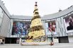27-метровая новогодняя елка стоимостью более одного миллиона юаней установлена в китайском Циндао. Она сделана из сотен стальных кастрюль и крышек, а олени — из ложек.