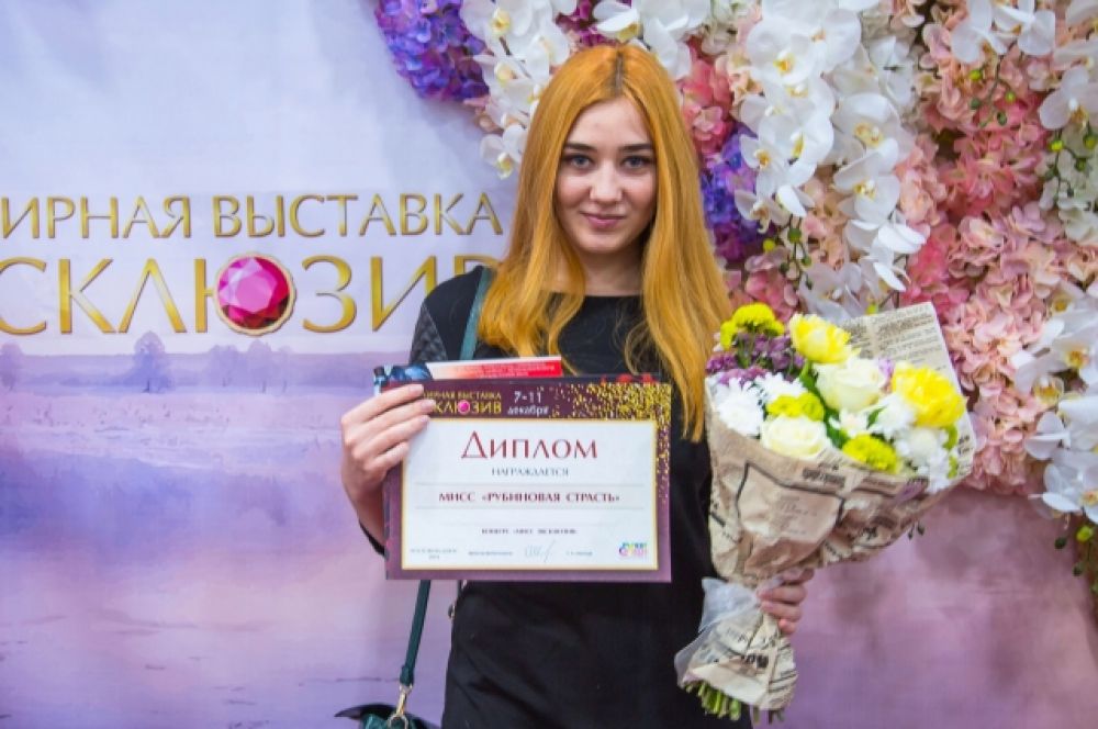 Главный приз, за который боролись конкурсантки – золотое кольцо с россыпью камней стоимостью 20000 рублей от ювелирного салона.