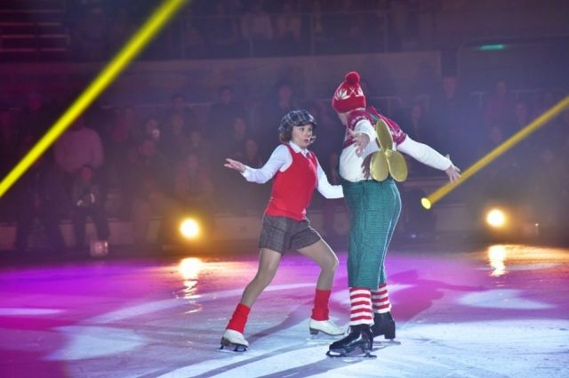 Кульминацией детского праздника стал ледовый спектакль «Малыш и Карлсон».