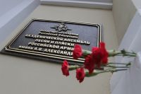 Цветы у здания Академического ансамбля песни и пляски Российской армии имени А.В. Александрова в Москве.