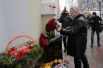 Руководитель департамента культуры Москвы Александр Кибовский возлагает цветы.