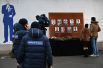 Люди у телевизионного центра «Останкино» рядом с фотографиями журналистов, погибших при крушении самолета Минобороны РФ Ту-154 у побережья Черного моря в Сочи.