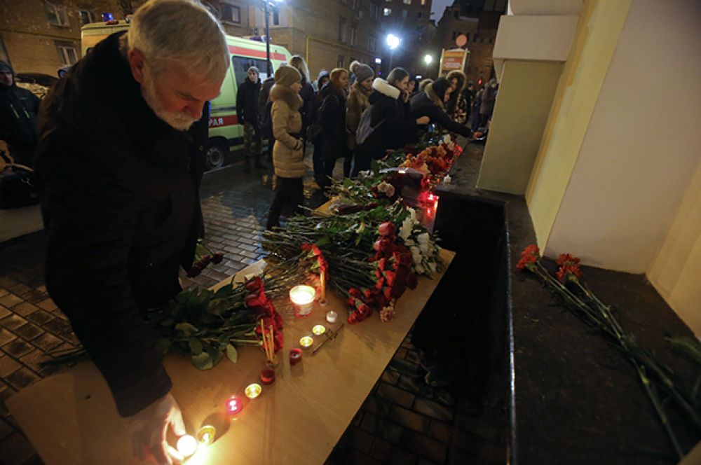 Люди возлагают цветы к зданию Академического ансамбля песни и пляски Российской армии имени Александрова в Москве.