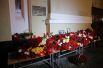 Цветы у здания Академического ансамбля песни и пляски Российской армии имени Александрова в Москве.