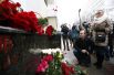 Люди возлагают цветы к зданию Академического ансамбля песни и пляски Российской армии имени Александрова в Москве. 