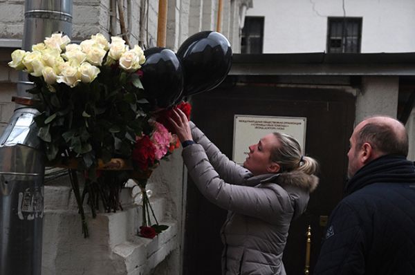 Цветы у офиса международной общественной организации «Справедливая помощь» в память об Елизавете Глинке (Доктор Лиза), погибшей в авиакатастрофе Ту-154.