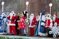 Деды Морозы из разных стран мира собрались на главной площади Петропавловска.