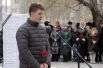 Корреспондент телекомпании НТВ Виктор Левин во время траурного митинга в Донецке.