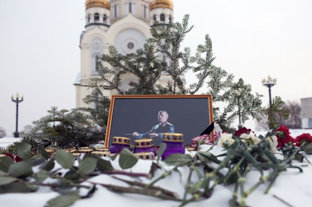 Цветы и свечи у портрета художественного руководителя Академического ансамбля песни и пляски Российской армии имени Александрова Валерия Халилова в Хабаровске.