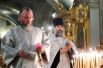 Священнослужители в Богоявленском кафедральном соборе в Москве во время панихиды по погибшим в авиакатастрофе Ту-154 в Сочи.