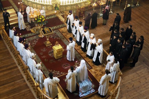Священнослужители в Свято-Екатерининском Кафедральном соборе города Краснодара во время панихиды.