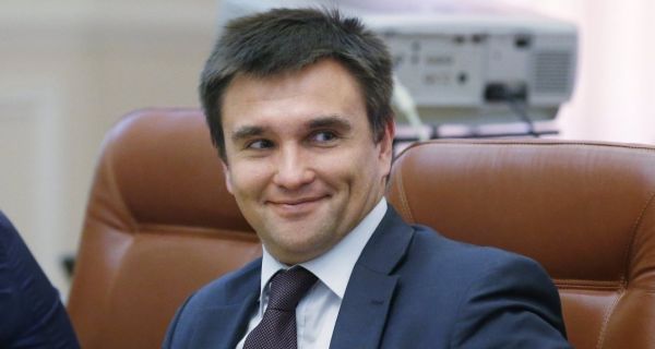 Министр иностранных дел Павел Климкин обычно выглядит на всех фото серьезным, но здесь он выглядит так, будто «стреляет глазами» какой-нибудь даме. Забавное фото