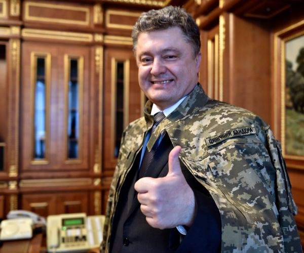 Улыбчивый президент Украины действительно имеет в своем гардеробе такой китель