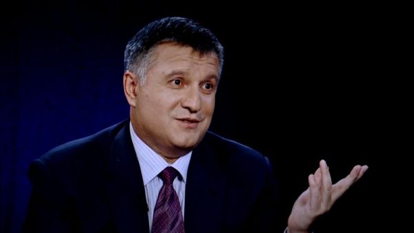 По лицу Арсена Авакова, министра внутренних дел Украины читается: «Вы же знаете, что я ничего не делал». Выглядит смешно, когда наши политики начинают оправдываться