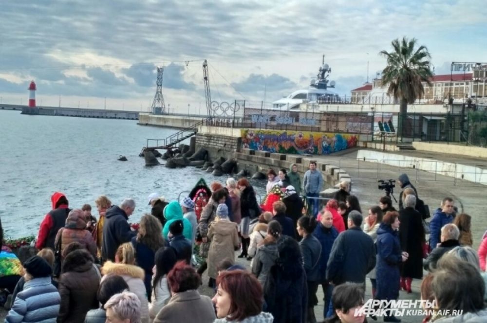 Столько людей пришло 26 декабря в Морской порт, чтобы почтить память погибших в авиакатастрофе.