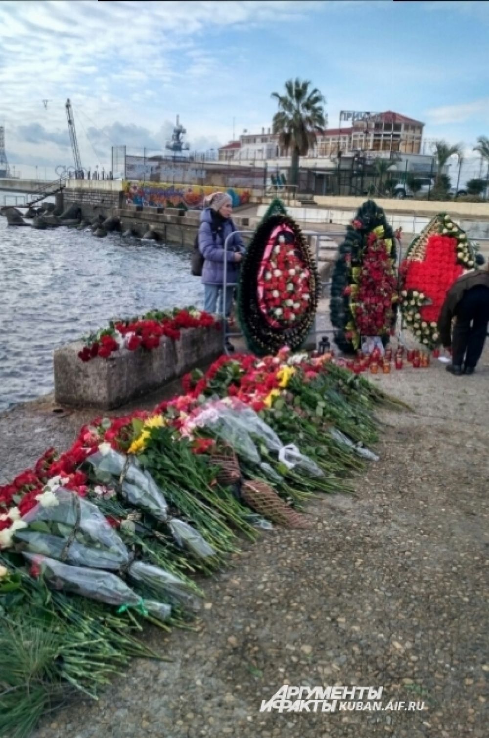 Венки и цветы у морского вокзала Сочи. Люди приносят их десятками.