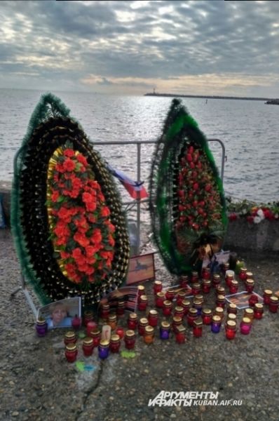 В Крыму венки в память о жертвах авиакатастрофы пустили по воде, в Сочи они стоят на берегу.