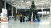 Елка в аэропорту Сочи уже установлена, но новогоднее настроение на курорте улетучилось.