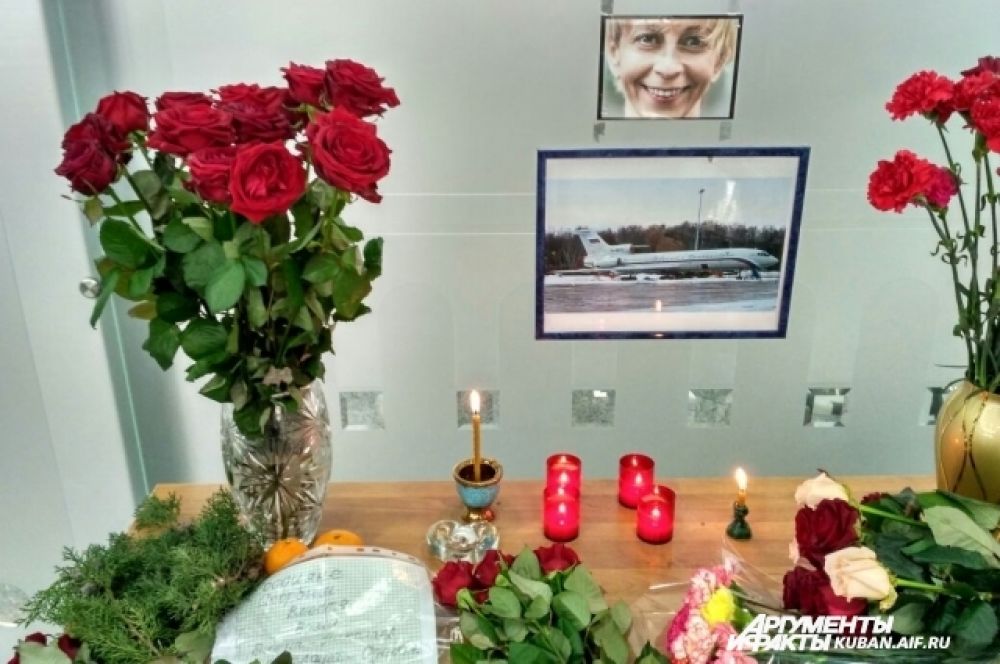 В аэропорту Сочи из подручных вещей сделали мемориал памяти Елизаветы Глинки, более известной как доктор Лиза.