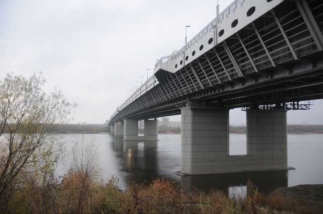 В следующем году обновят дорогу на мосту имени 60-летия Победы.