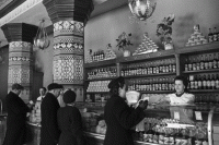 Продуктовый магазин, расположенный в здании гостиницы «Украина» в Москве. 1958 год.