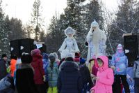 Поздравить с праздником Байкальского Деда Мороза приехали жители и гости Приангарья.