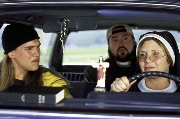 Кэрри Фишер в роли монахини в фильме «Джей и молчаливый Боб наносят ответный удар» (2001).