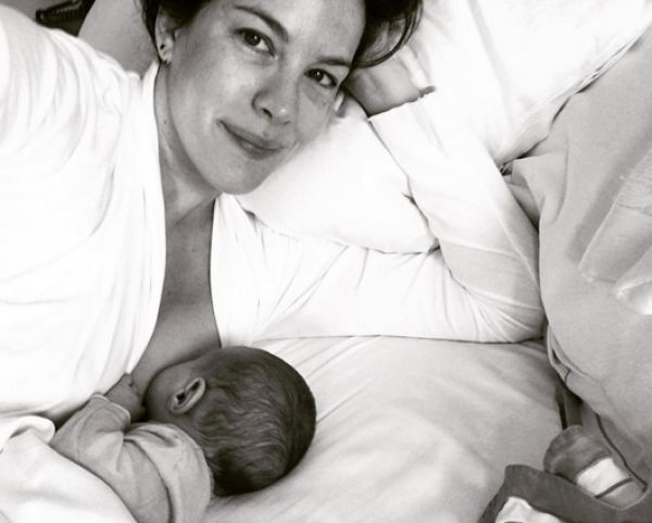 Этим летом в третий раз стала мамой актриса Лив Тайлер. В начале июля она родила дочку — Лулу Роуз.