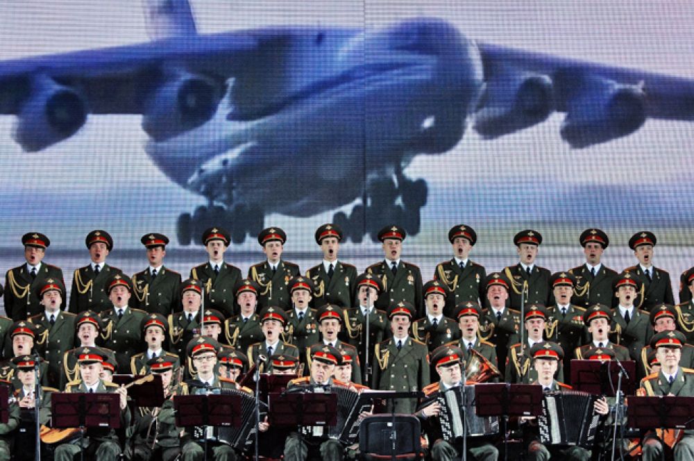 И участники ансамбля песни и пляски Российской Армии имени Александрова.